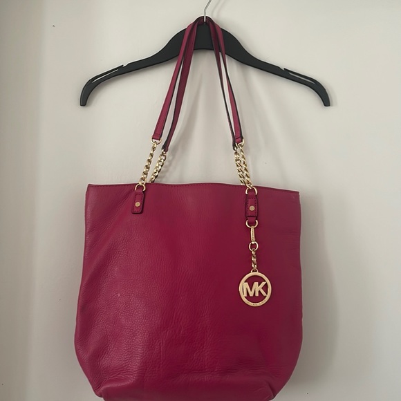MK Leather hot pink shoulder bag with gold chain and accessory - Picture 1 of 6